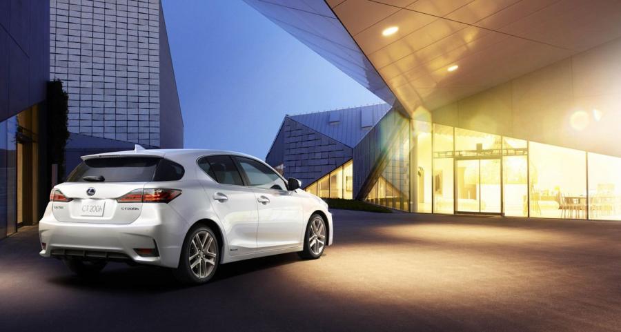  Lexus CT200h 2015 года  (фото 2 из 2)